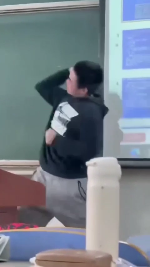 高校神人辈出北京石油化工学院巴掌哥狠起来连自己都打
