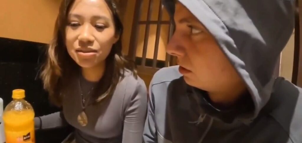 西安麻辣烫女孩震惊全网英国博主24小时直播挑战搭讪两部完整版