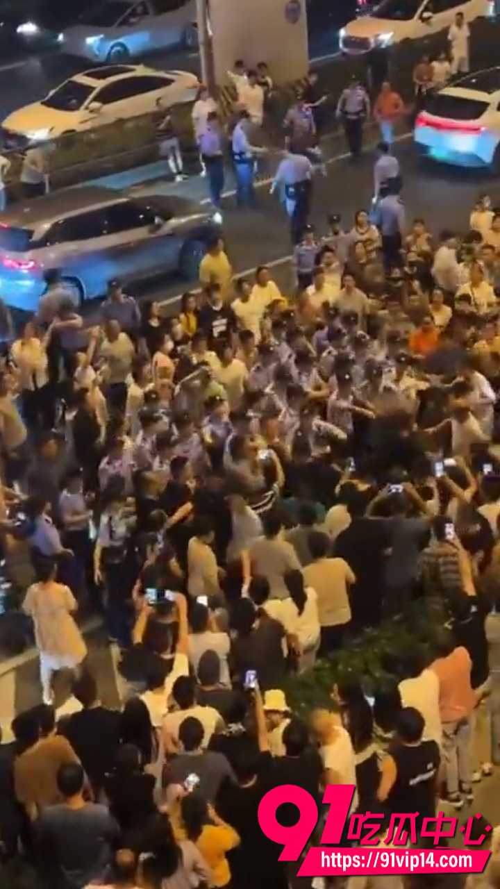 居民聚集堵路游行抗议6