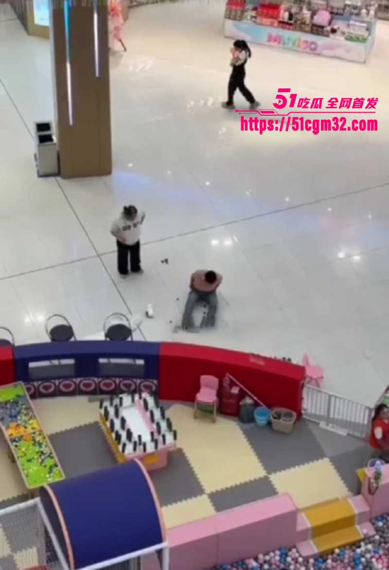 泾阳万达商场男子裸奔事件曝光 1 拷贝 泾阳万达商场男子裸奔事件曝光 1 拷贝