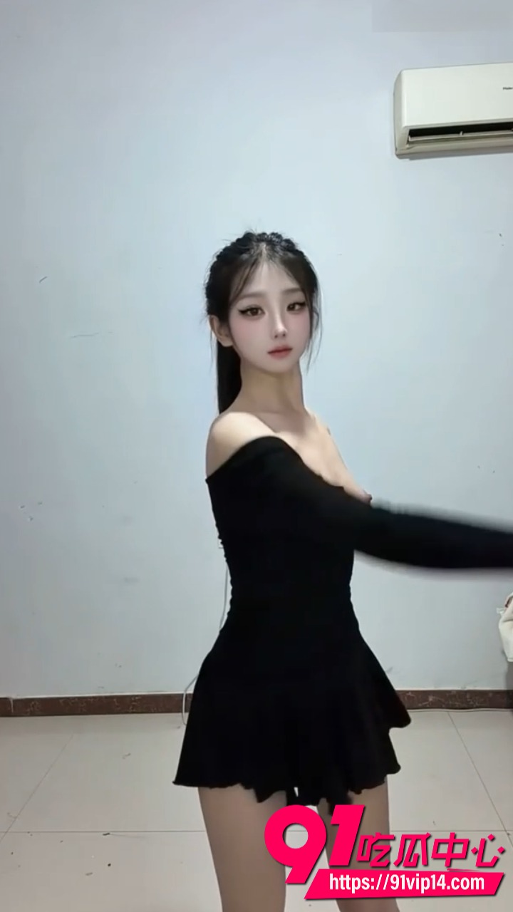 推特新晋福利姬qiqi超香裸舞1