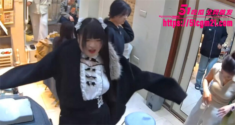 坦克巨乳仙女做美甲现场漏尿 3