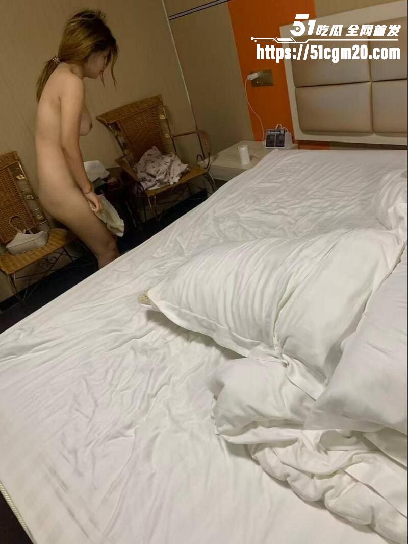 极品反差网红少女翘臀无套后入3