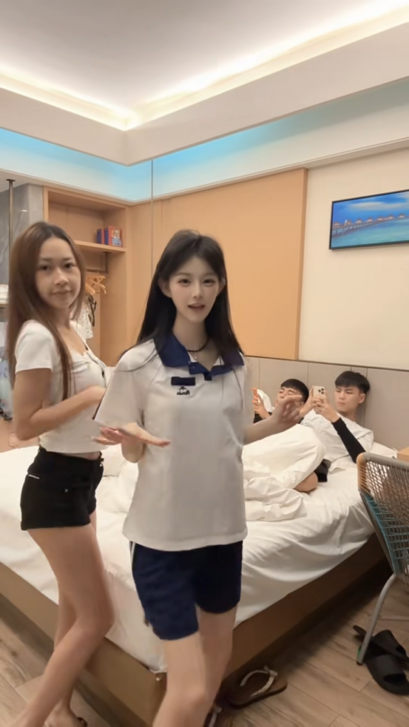 23万粉丝抖音清纯小妹小诗颖酒店1v3精神小伙
