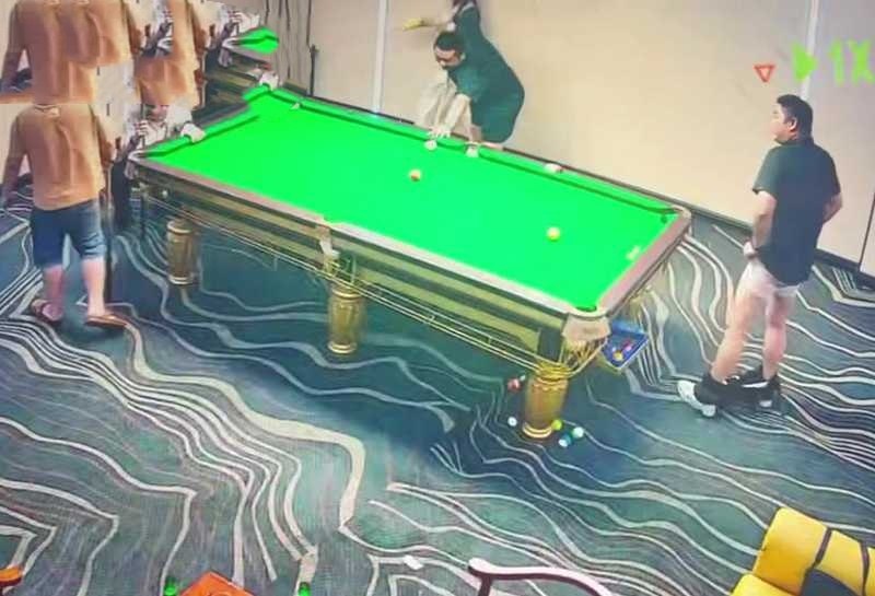 台球厅2v5美女助教口嗨惨遭直男脱裤遛鸟教育21秒监控完整版