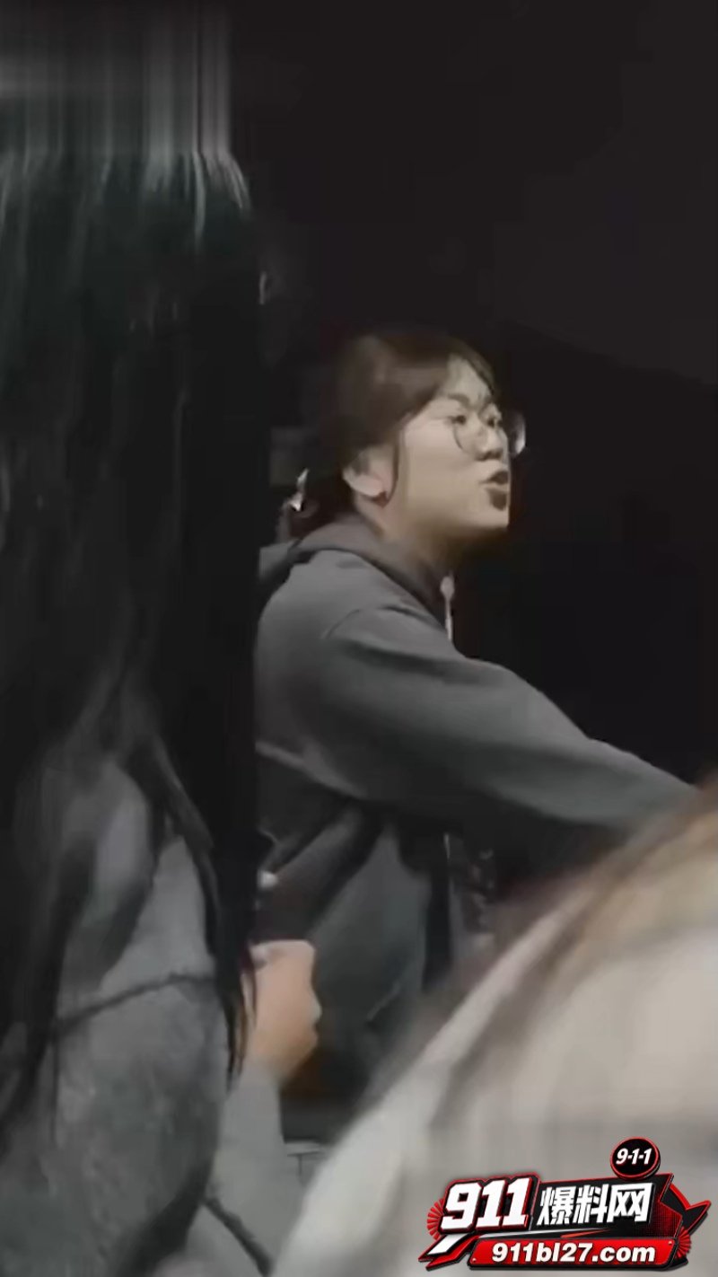 某大学男学生男扮女装勇闯女浴室 5