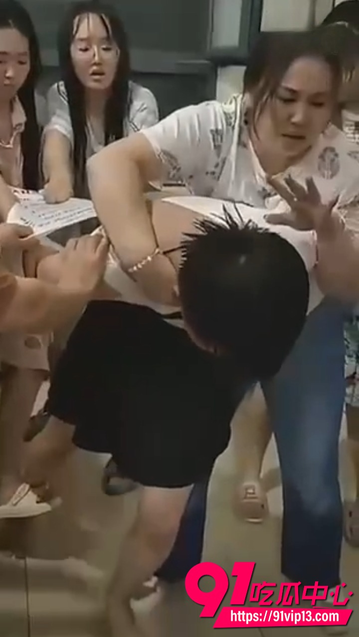 男子偷拍学校女浴被抓6
