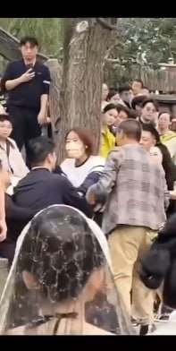 杭州北高峰名场面情侣出行却被闺蜜挖墙脚当场抓包