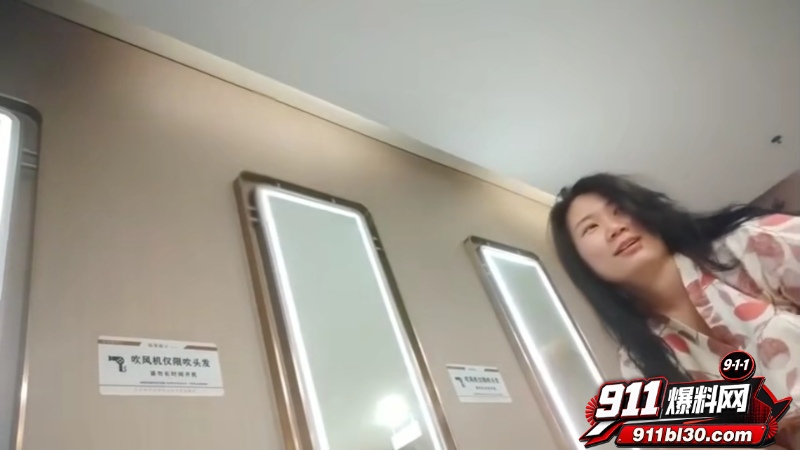温泉洗浴会所更衣室偷拍 8