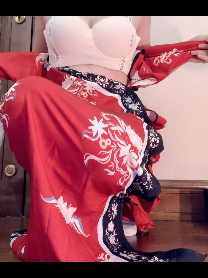 87万粉丝抖音网红王奕甜5分25秒红色汉服视频完整版