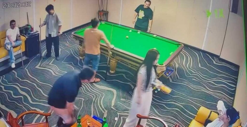 台球厅2v5美女助教口嗨惨遭直男脱裤遛鸟教育21秒监控完整版