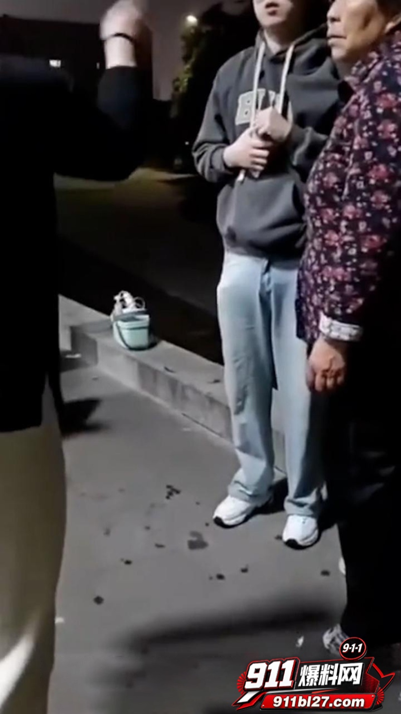 某大学男学生男扮女装勇闯女浴室 7