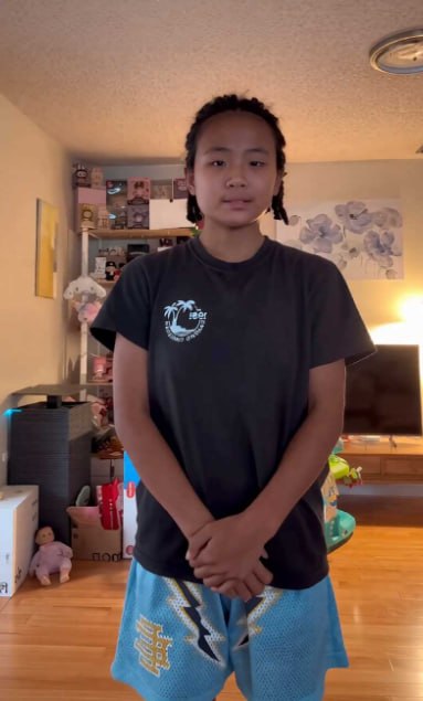 女篮未来之星张家裔滤镜破碎赴美留学期间偷盗教唆犯罪下跪道歉25秒视频曝光