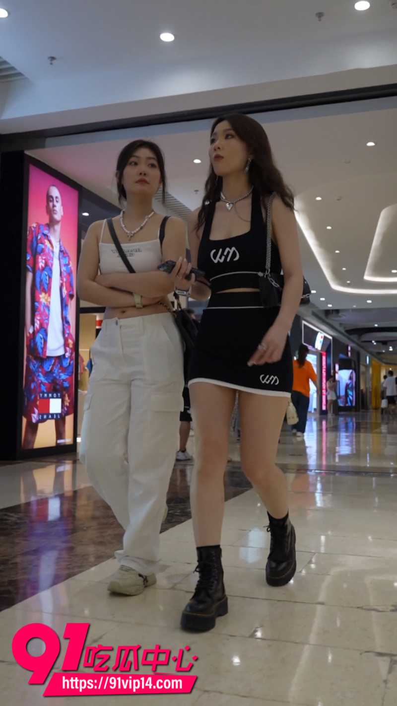 抄底大神在商场尾随长腿美女极限偷拍1