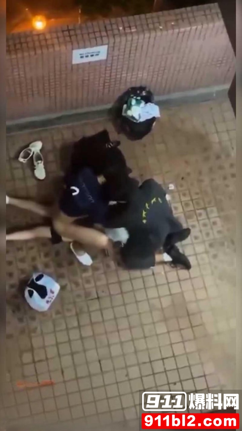 香港屋苑平台3P性爱派对被曝光 8