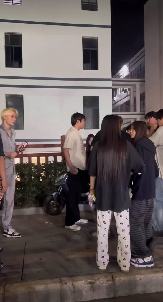 抖音富二代网红赵俊逸被堵车库惨遭精神小伙围殴