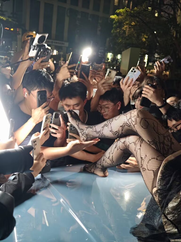 广州萤火虫漫展摸脚门事件清凉coser博出位