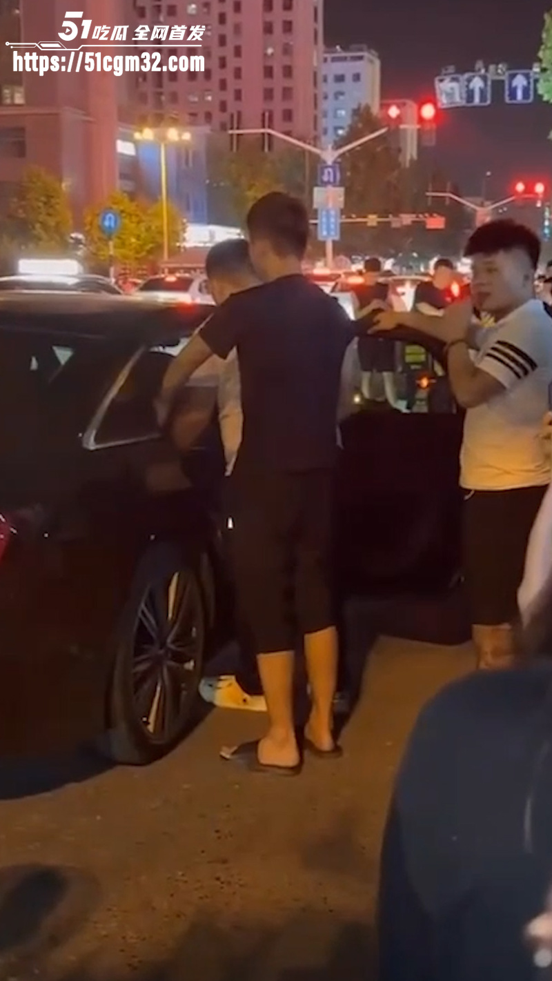 老公开原配的车载小三出行 被原配马路堵死当场抓奸 6 老公开原配的车载小三出行 被原配马路堵死当场抓奸 6