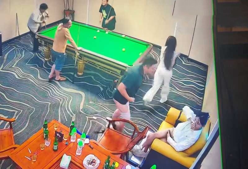台球厅2v5美女助教口嗨惨遭直男脱裤遛鸟教育21秒监控完整版