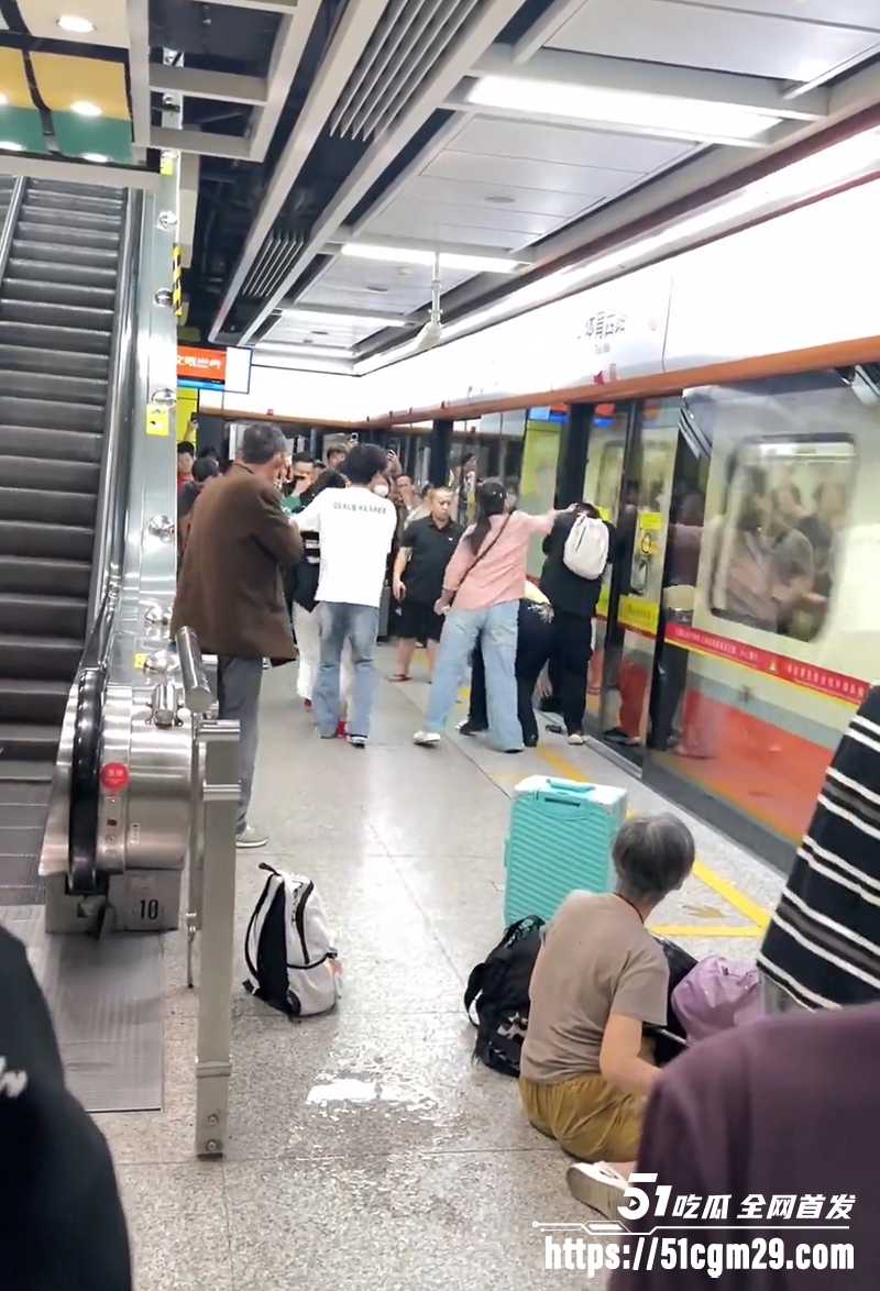 广州地铁一男子无差别辣椒水攻击乘客3拷贝 广州地铁一男子无差别辣椒水攻击乘客3拷贝