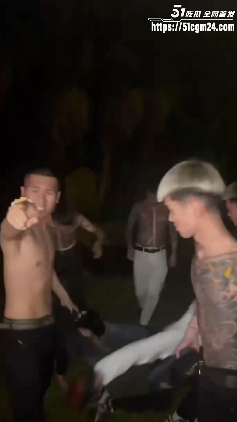 精神小伙被真实打脸4