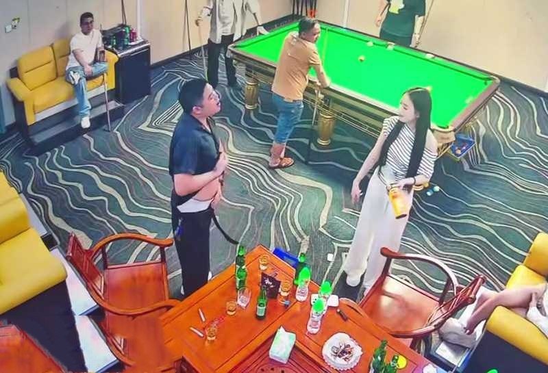 台球厅2v5美女助教口嗨惨遭直男脱裤遛鸟教育21秒监控完整版
