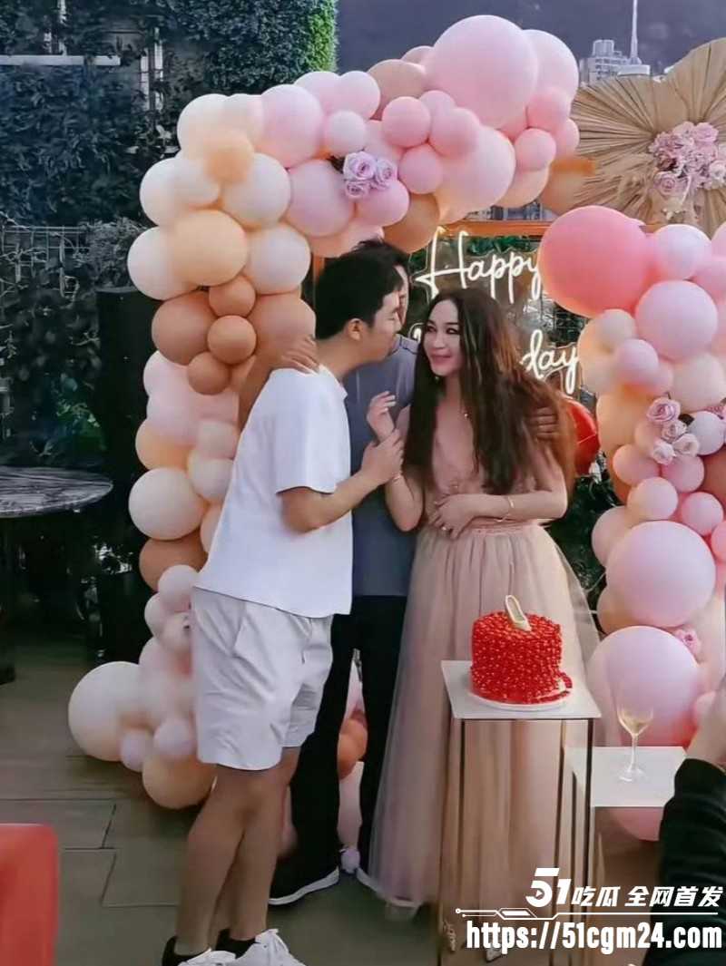 温碧霞生日现场遭养子强吻03