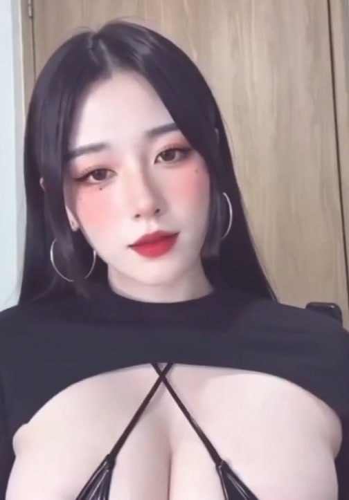 上海地铁火出圈奶牛妹真身台湾福利姬王雨瑾