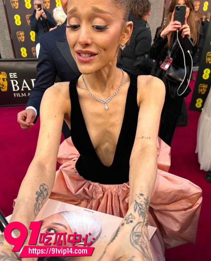 美国创作歌手ArianaGrande自拍照走光露奶照在IG疯传3
