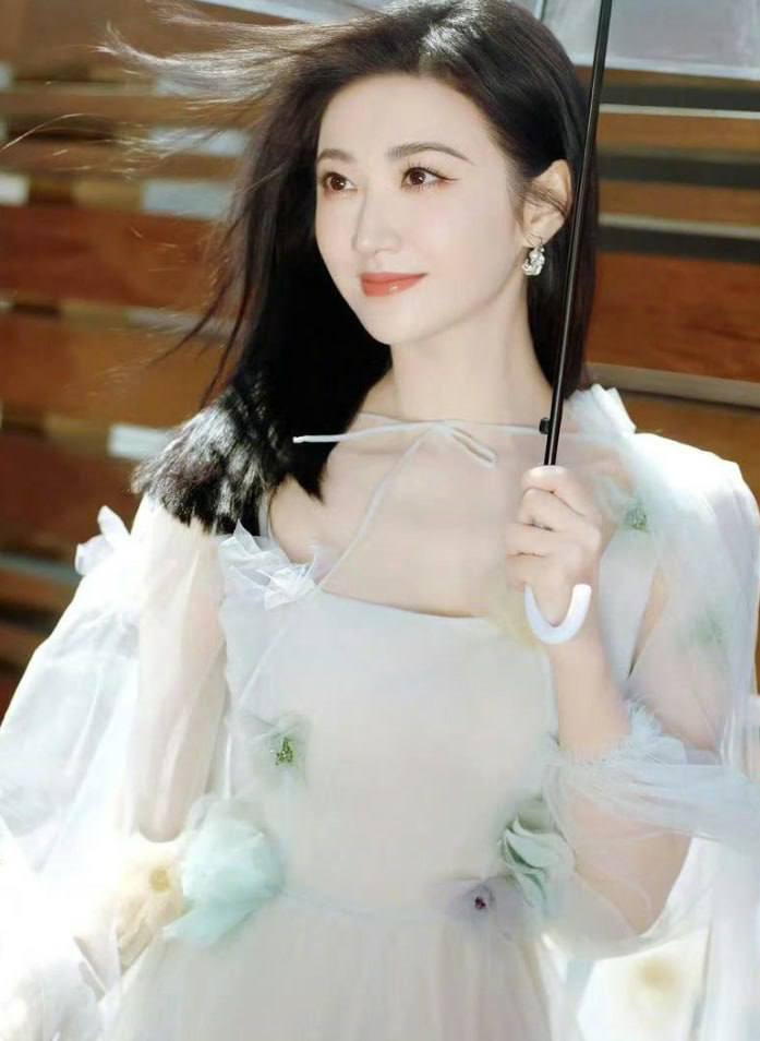内娱顶流女星景甜曝海外代孕索要天价分手费被富豪曝光