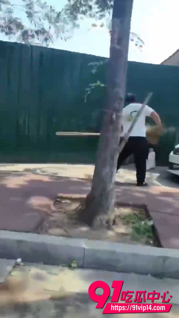老公抓到老婆出轨当场狠揍7