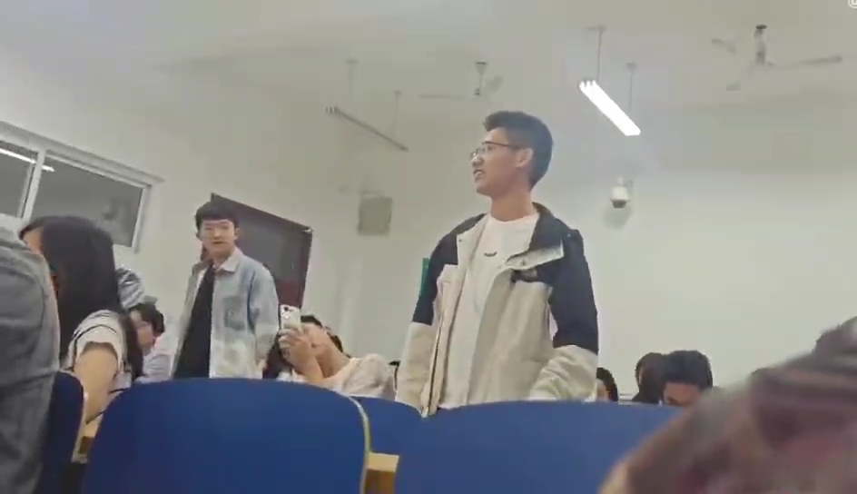 河北水利电力学院中指哥随机提问答不出怒爆中指3分41秒完整版