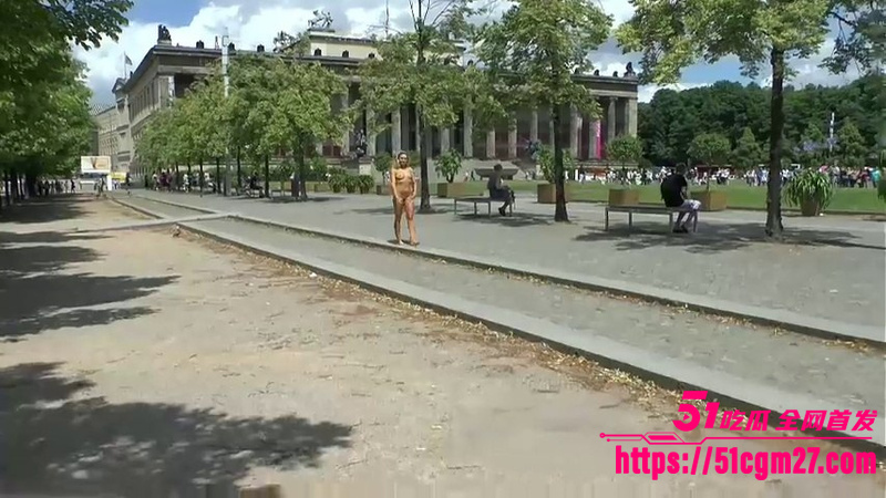 欧美反差女神全裸出行 无视游客户外露出 3