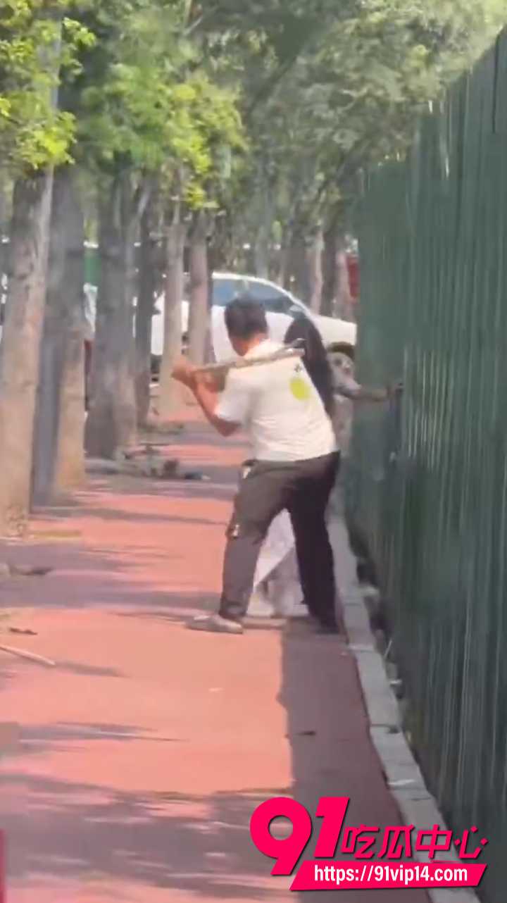 老公抓到老婆出轨当场狠揍5