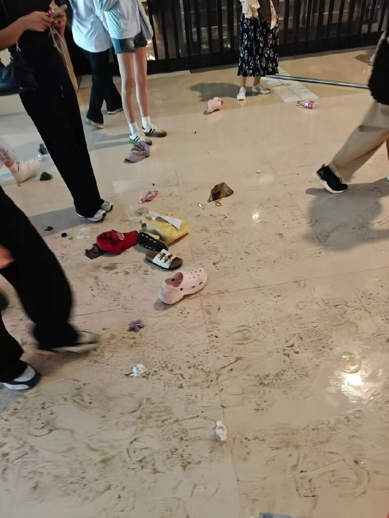 追星粉or丧尸出笼南宁万象城张凌赫粉丝见面会挤爆防爆玻璃