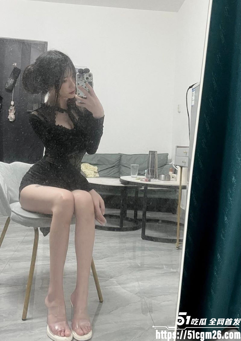 黑丝大学生许梦寒遭大叔调教 1