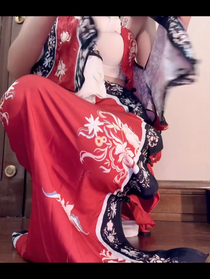 87万粉丝抖音网红王奕甜5分25秒红色汉服视频完整版