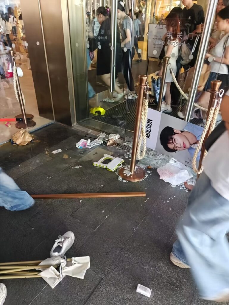 追星粉or丧尸出笼南宁万象城张凌赫粉丝见面会挤爆防爆玻璃