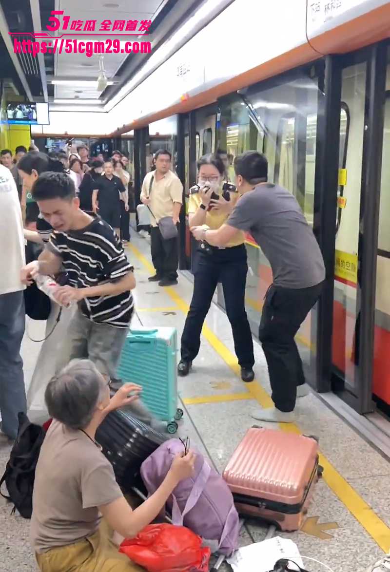 广州地铁一男子无差别辣椒水攻击乘客4拷贝 广州地铁一男子无差别辣椒水攻击乘客4拷贝