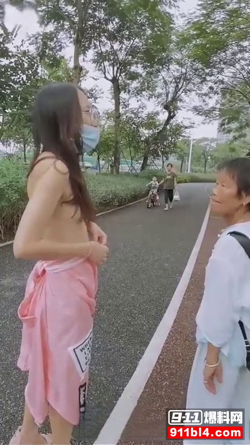 冯珊珊公园露出 8