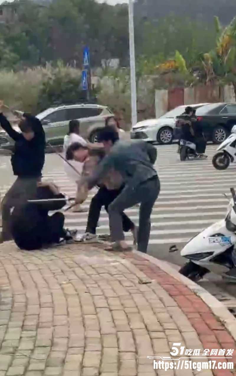 精神小伙打架现场 2