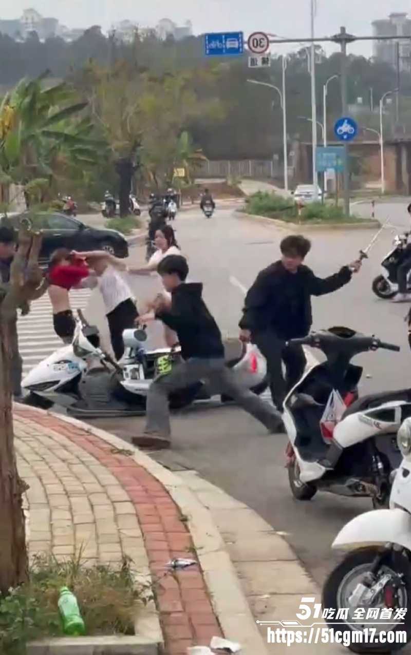 精神小伙打架现场 4