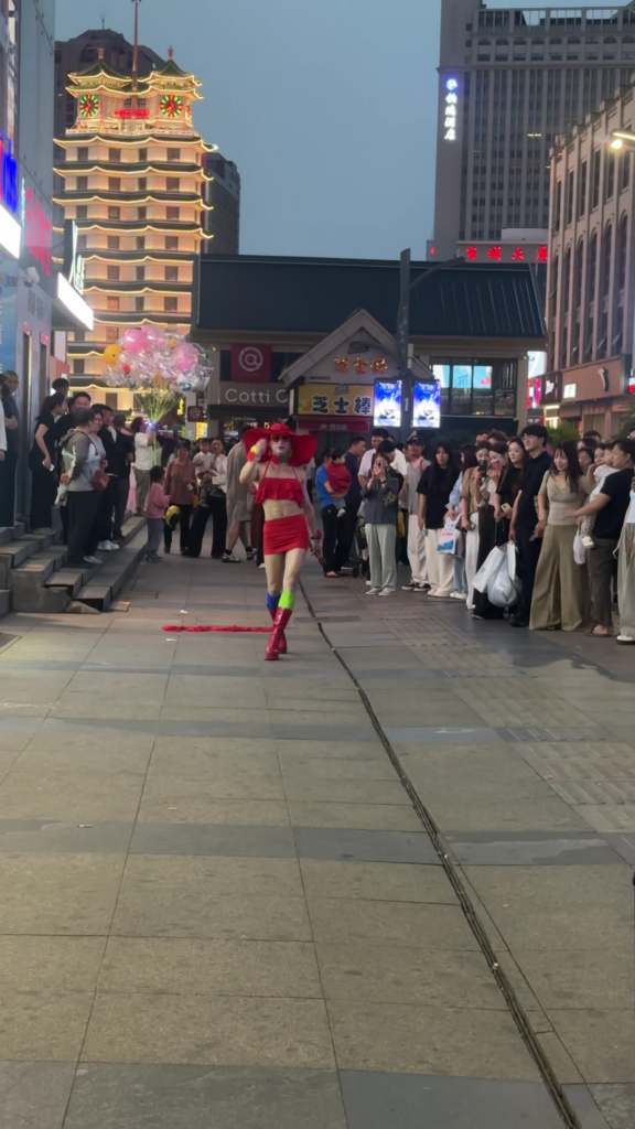 南京有红姐河南有红衣哥郑州银基广场惊现红衣男同