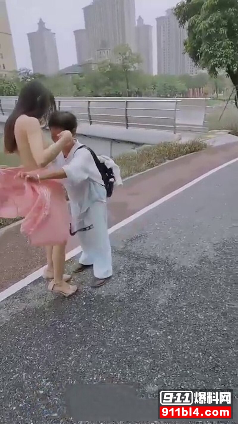 冯珊珊公园露出 3