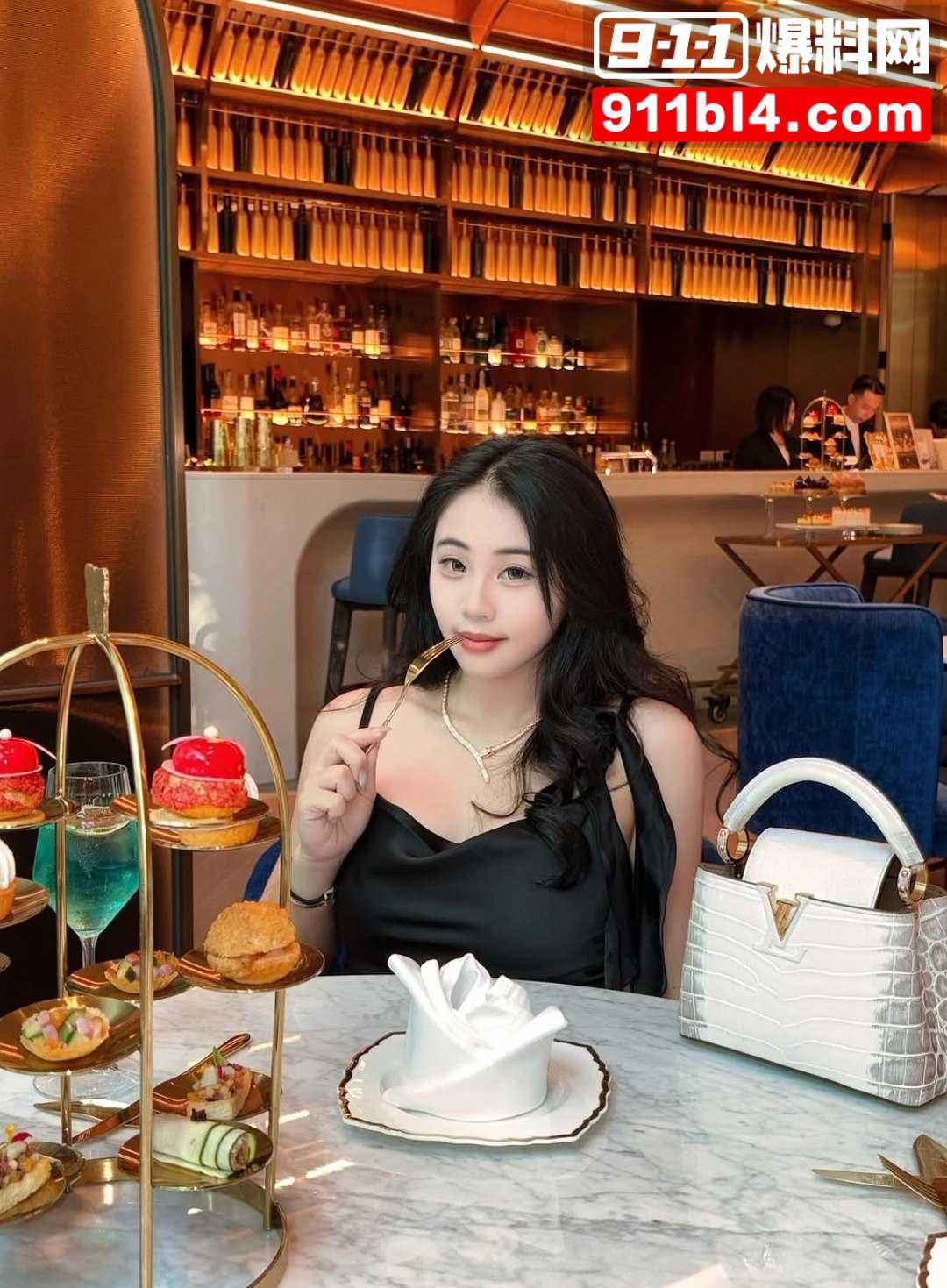 高颜值服装店老板娘私密视频流出4