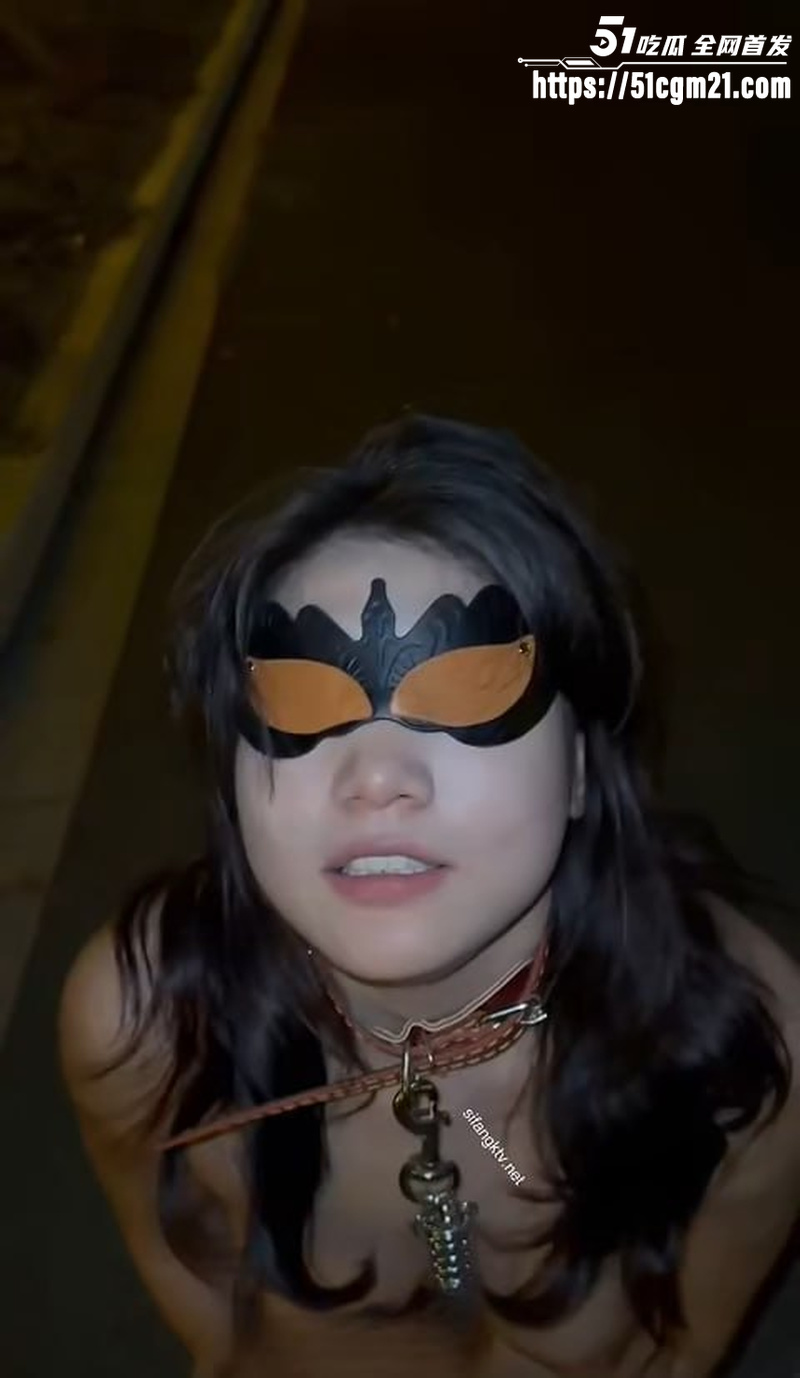 顶级反差母狗户外露出  2