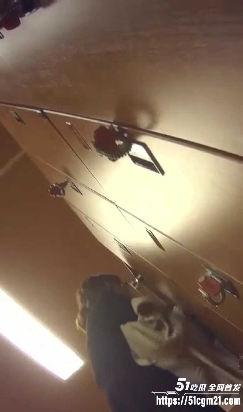 美少妇洗澡被偷拍  2