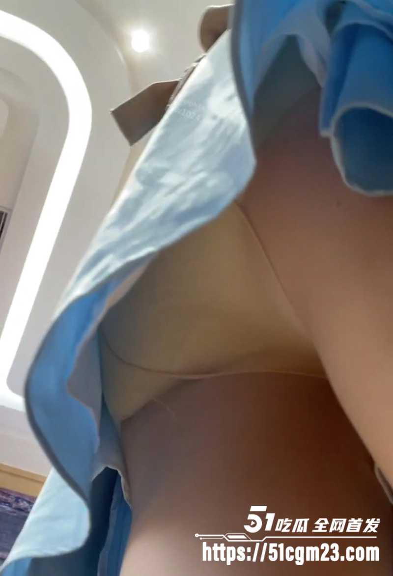 好利来小姐姐抄底偷拍福利 8 拷贝