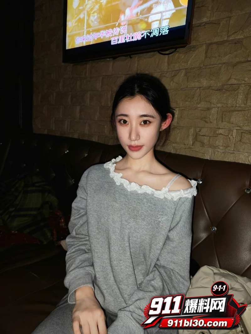 河北保定肥臀妹子 蕾丝内裤扭臀私拍5