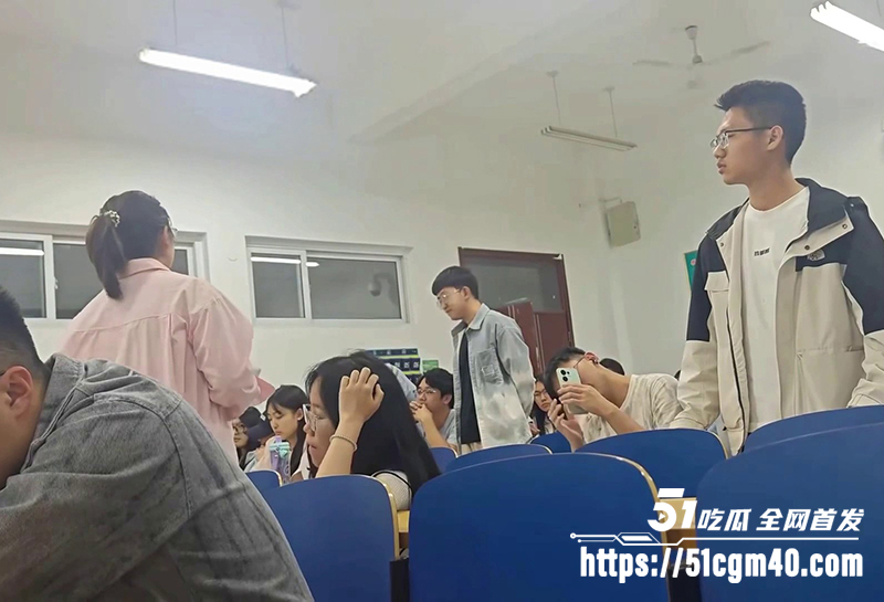 水利学院中指哥于课堂冲突视频流出 8 拷贝 水利学院中指哥于课堂冲突视频流出 8 拷贝